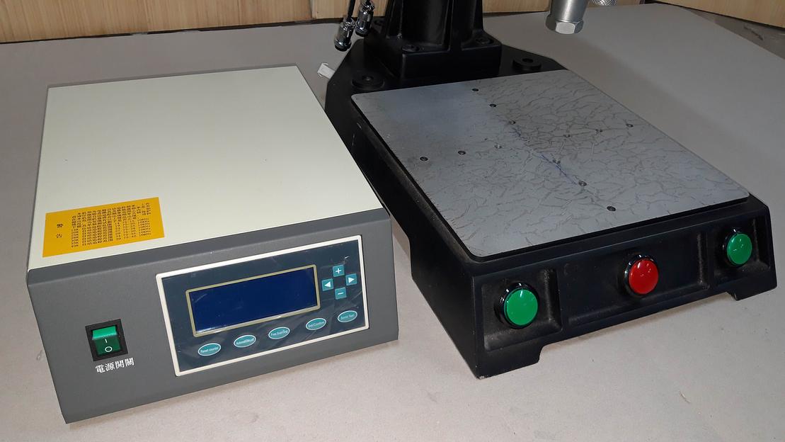 Установка тактовой сварки ультразвуком полимерных материалов. фото 2