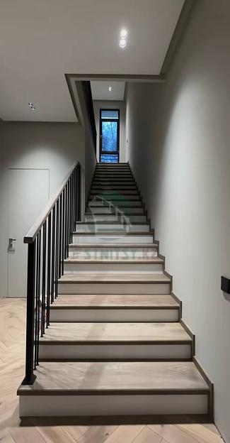 Лестница одномаршевая на каркасе из монолитного бетона под заказ фото 1