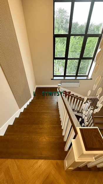 Лестница на металлическом каркасе трехмаршевая под заказ фото 9