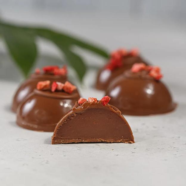 Конфеты Kreola «Трюфель клубника» в молочном шоколаде ручной работы 4 шт, 85 ± 5 г, опт фото 4