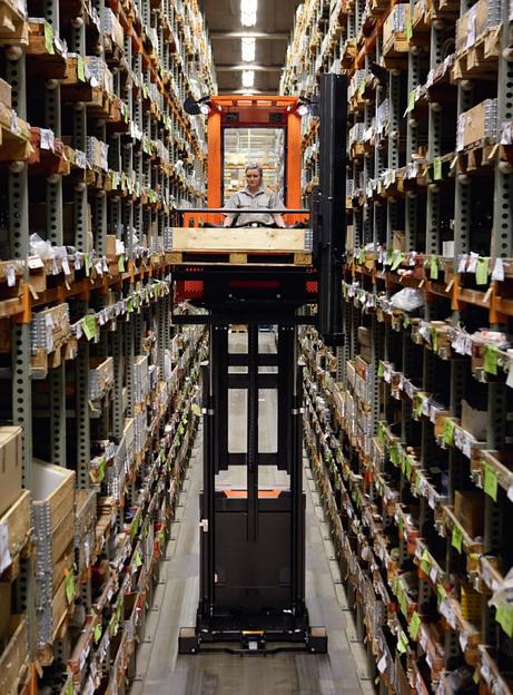 Штабелер узкопроходной Toyota VСE150А Vector, серия А, с подъемом кабины фото 3