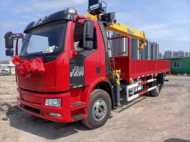 Автомобиль грузовой-бортовой FAW 4Х2 с крановой установкой XCMG, г/п 8 т фото 3