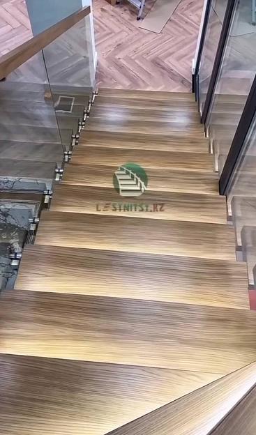 Лестница на белом монокосоуре со стеклянным ограждением под заказ фото 6