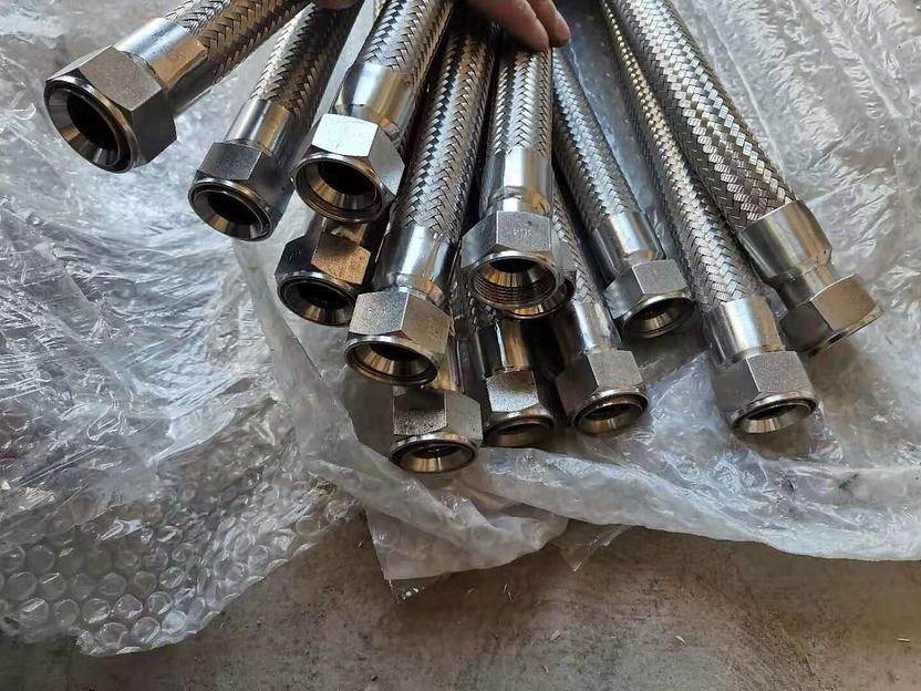 Шланг криогенный металлический для транспортировки жидких газов при низких температурах фото 1