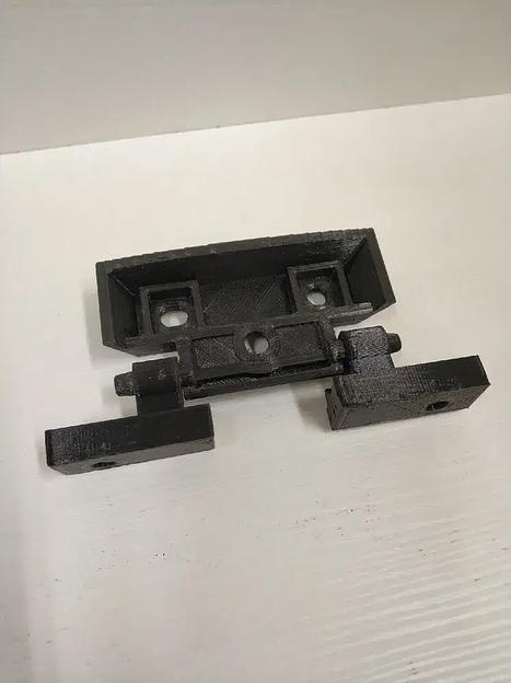 Шарнир крышки подлокотника RAV4 фото 1