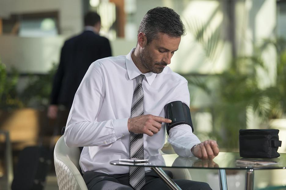 Тонометр автоматический Omron EVOLV фото 9