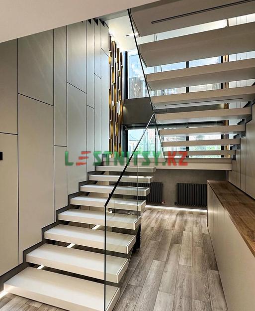 Консольная лестница со стеклянным ограждением под заказ фото 5