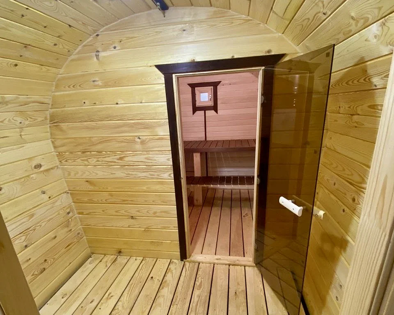 Установка в парную бани двери из стекла с бронзовым оттенком фото 2