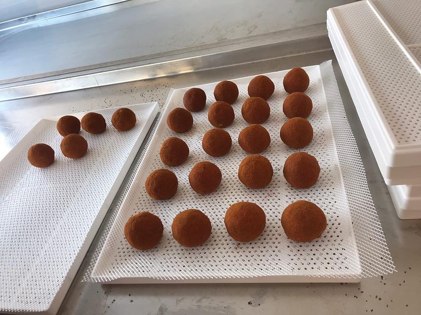 Сыр Белпер Кнолле в обсыпке из паприки из цельного козьего молока с массовой долей жира в сухом веществе не менее 45% опт фото 1