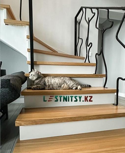 Лестница полувинтовая с кованым ограждением под заказ фото 2