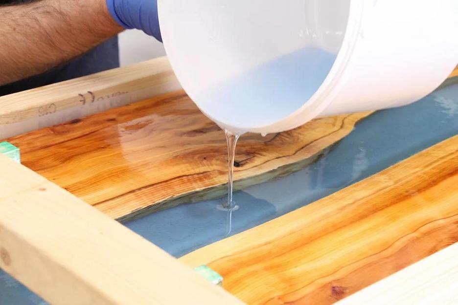 Прозрачный отвердитель для эпоксидной смолы ОПТ фото 1