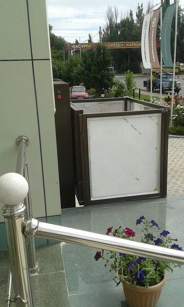 Вертикальный подъёмник для инвалидов с дополнительными поручнями фото 1