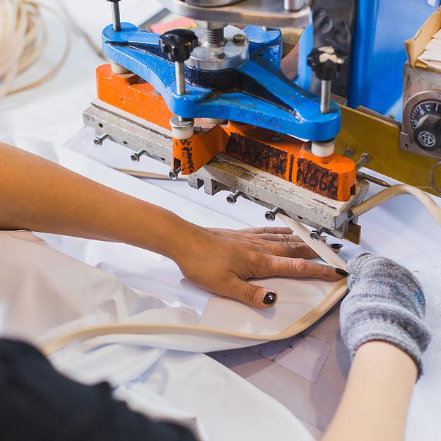 Производство натяжных потолков MSD сатин белый 400-500 см, Курган фото 2