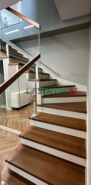 Лестница на ломаных косоурах со стеклянным ограждением под заказ фото 3