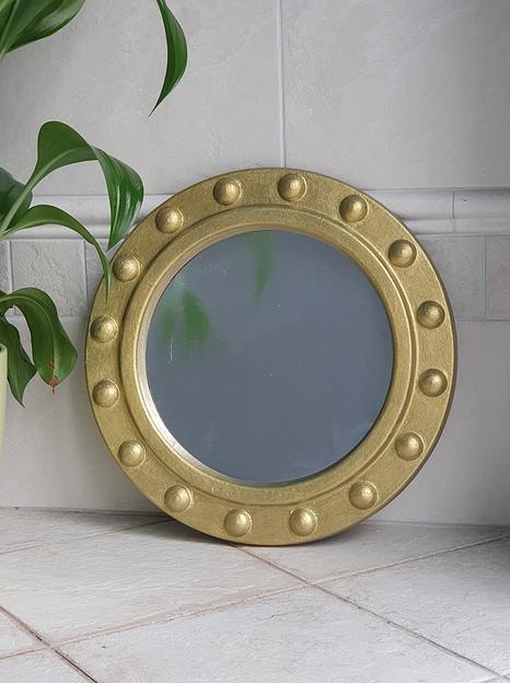 Зеркало в золотой раме с заклепками фото 1