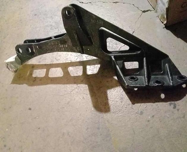 Cabin mounting bracket X3000 left DZ13241440148 фото 1