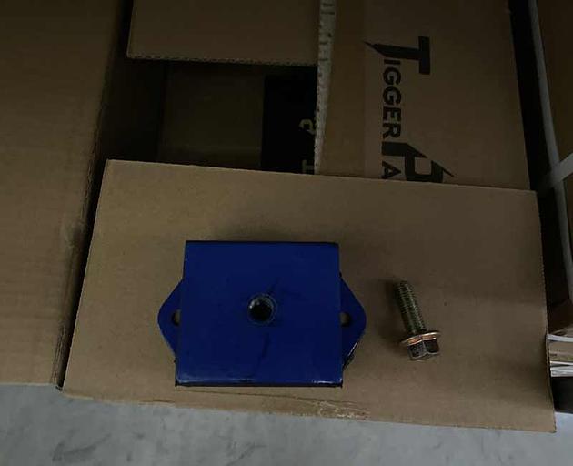 Подушка крепления двигателя передняя SHAANXI DZ9114593001 TiggerPart фото 1