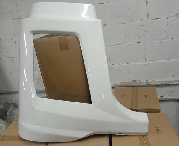 Бампер правая часть под фару SHACMAN X5000/X3000 тягач рестайлинг (белый) DZ97189623061 фото 1