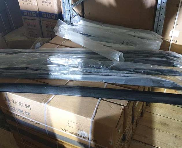 Панель декоративная стеклоочистителя SHACMAN X5000 рестайлинг (черная) DZ14251110553 фото 1