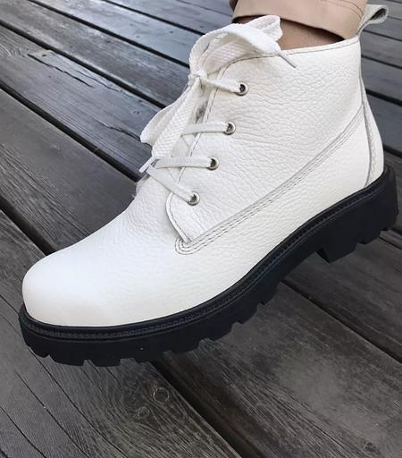 Ботинки BuzShoes белые с черной подошвой ОПТ фото 1