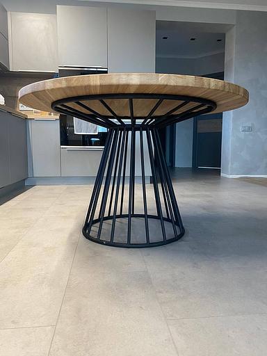 Круглая cтолешница из цельноламельного дубового щита на металлическо подстолье фото 2