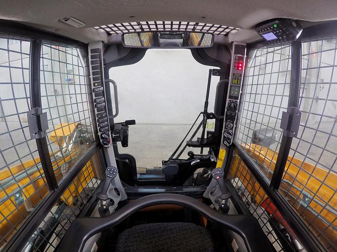 Мини-погрузчик колёсный CASE SV185B фото 3