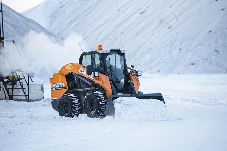 Мини-погрузчик колёсный CASE SV250B фото 2