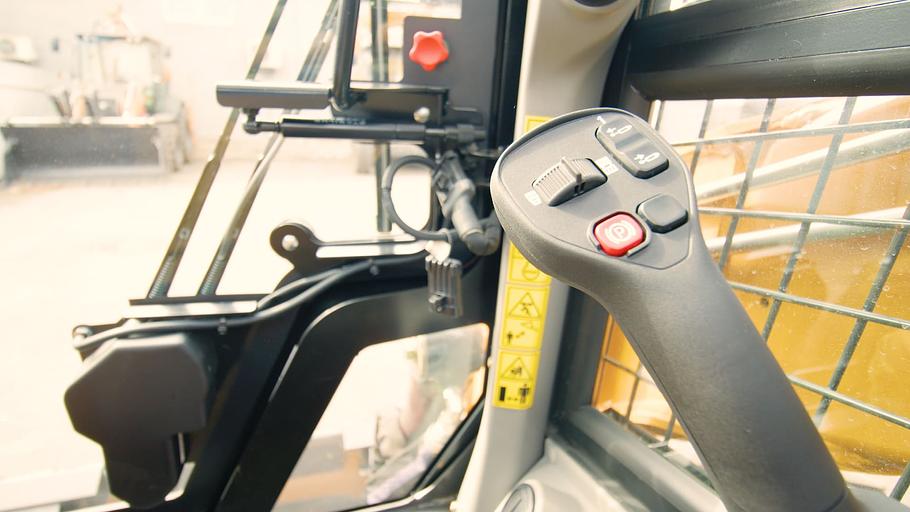 Мини-погрузчик колёсный CASE SV250B фото 6