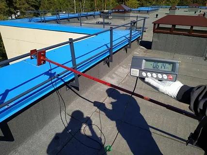 Лабораторные испытания ограждений кровли фото 1