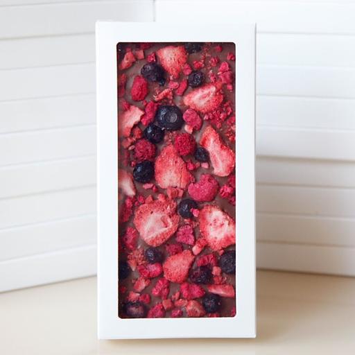 Молочный шоколад ручной работы Chocolove с клубникой, малиной и черникой фото 1