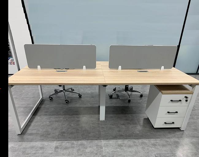 Стол менеджера (бенч-системы) на 4 человека с разделительным экраном, под заказ. фото 2