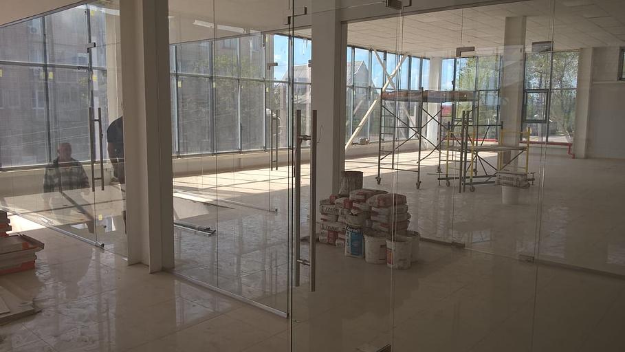 下钥匙安装的的现代玻璃隔 罗斯特夫省 фото 1