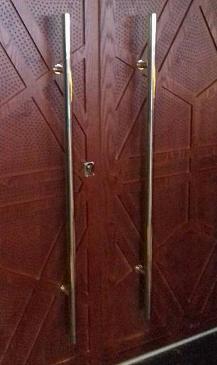 Комлпект из двух ручек для стеклянных и алюминиевых входных дверей из нержавейки и латуни на заказ опт фото 1