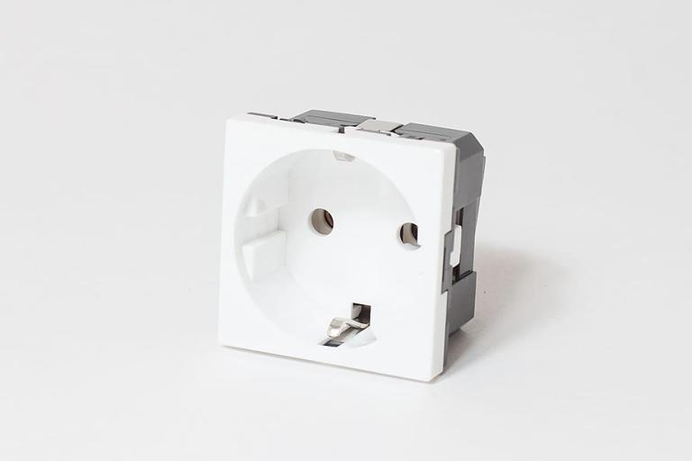 Розетка электрическая 2К+З с защитными шторками (белый) 200013 фото 1