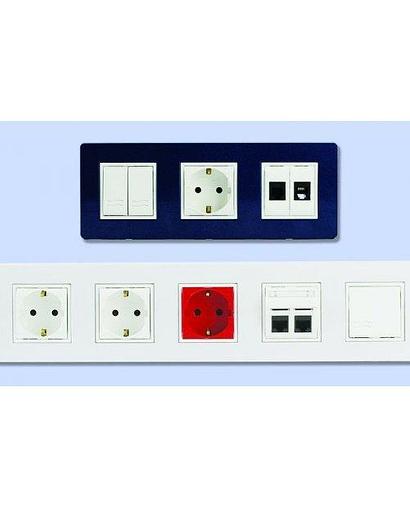 Электрическая розетка с заземлением со шторками красная DKC 76482R 2 мод. фото 1