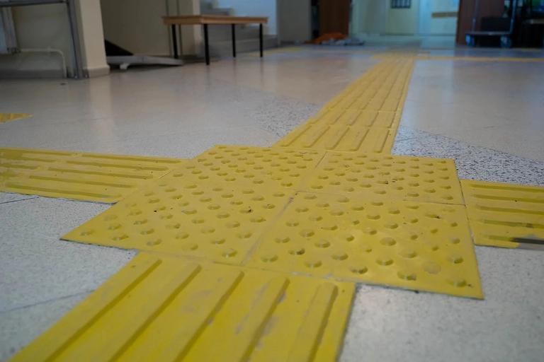 Тактильная плитка ПВХ 300х300 направляющая ОПТ фото 3