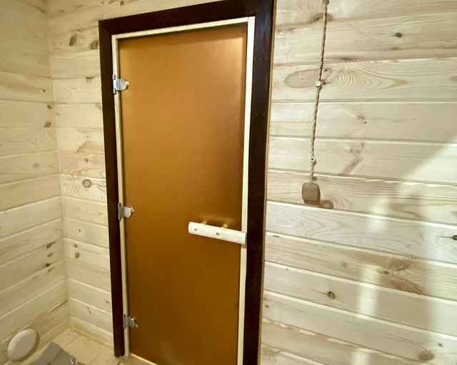 Установка в парную бани двери из матового стекла фото 1