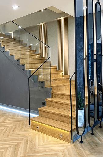 Лестница на бетонном основании со стеклянным ограждением под заказ фото 3