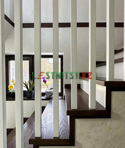 Лестница с ограждением до потолка под заказ фото 5