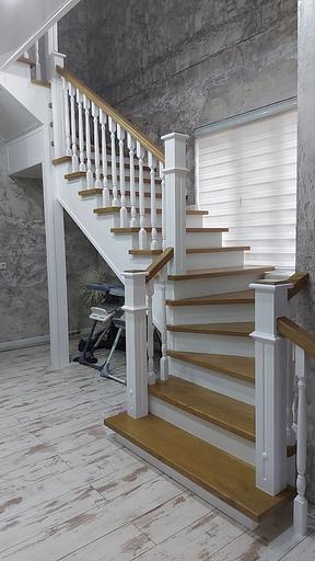 Лестница на деревянном каркасе с забежными ступенями под заказ фото 1