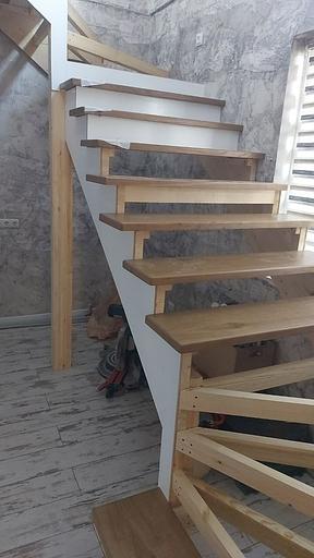 Лестница на деревянном каркасе с забежными ступенями под заказ фото 3