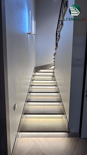 Лестница с металлическим ограждением под заказ фото 1