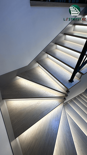 Лестница с металлическим ограждением под заказ фото 4