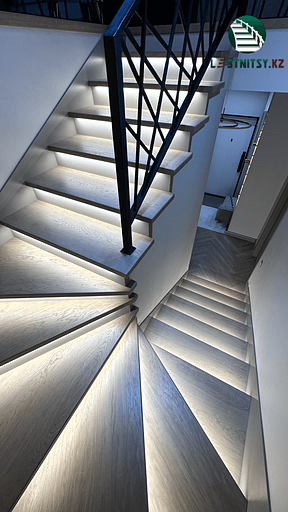 Лестница с металлическим ограждением под заказ фото 5