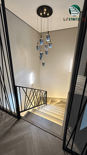 Лестница с металлическим ограждением под заказ фото 8