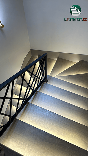 Лестница с металлическим ограждением под заказ фото 9