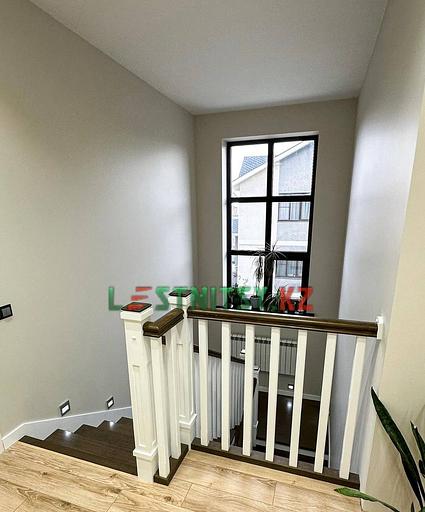 Лестница П-образная на каркасе из монолитного бетона под заказ фото 5