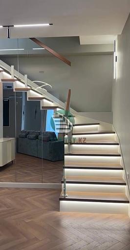 Лестница на двух ломаных косоурах с ограждением из стекла под заказ фото 2