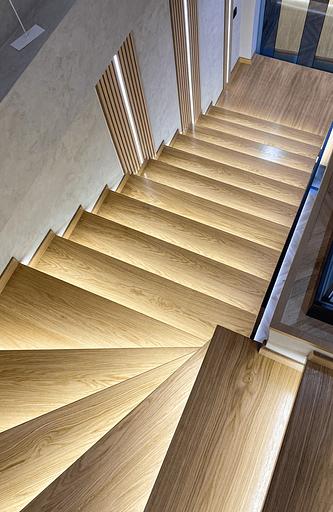 Лестница поворотная с площадкой и ограждением из стекла под заказ фото 3