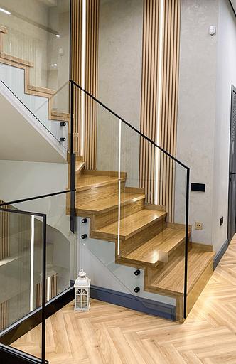 Лестница поворотная на 90° с ограждением из стекла под заказ фото 1